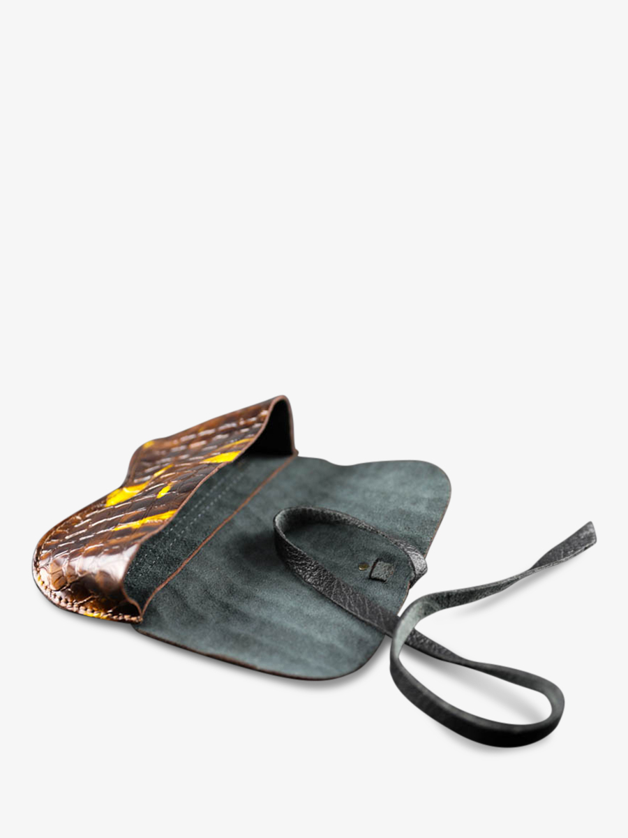 Foto-Innenansicht-Brillenetui-silberfarben-Brillenetui-Kaiman-bernsteinfarben-lackiert-paul-marius-m49-c-am