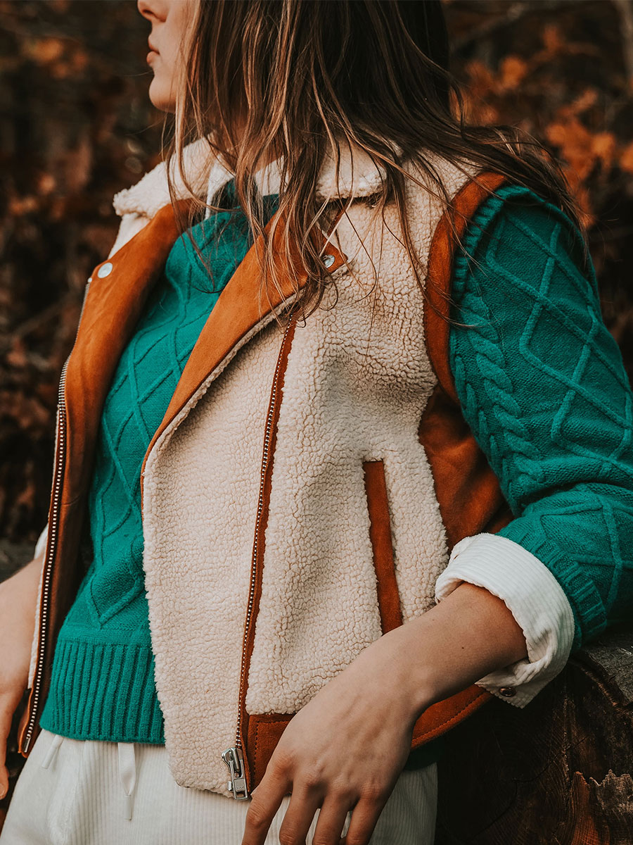 Foto-Tragebild-Perfecto-Lederjacke-Damen-schwarz-Le Perfecto ohne Ärmel-schwarz-Paul Marius-WPJ-SM-SH-W-B-S36