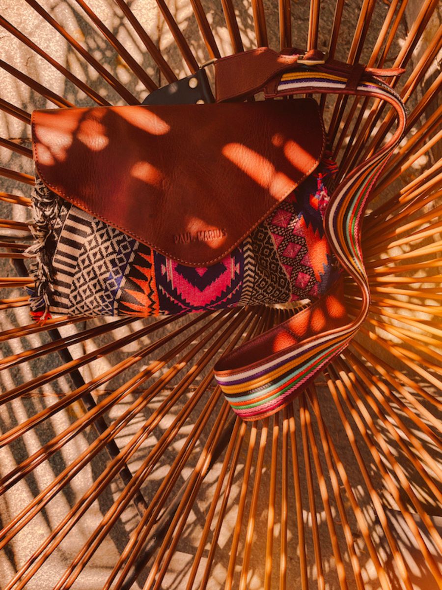 foto-ansicht-von-vorne-umhängetasche-leder-paulmarius-blau-weiß-suzon-m-horizon-paul-marius-w25m-hor