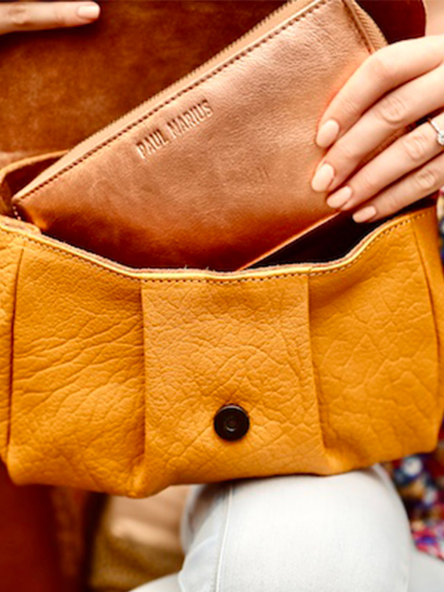 Foto-Innenansicht-Umhängetasche-Leder-Paulmarius-gelb-Suzon-M-Safran-Paul-Marius-W25M-Y