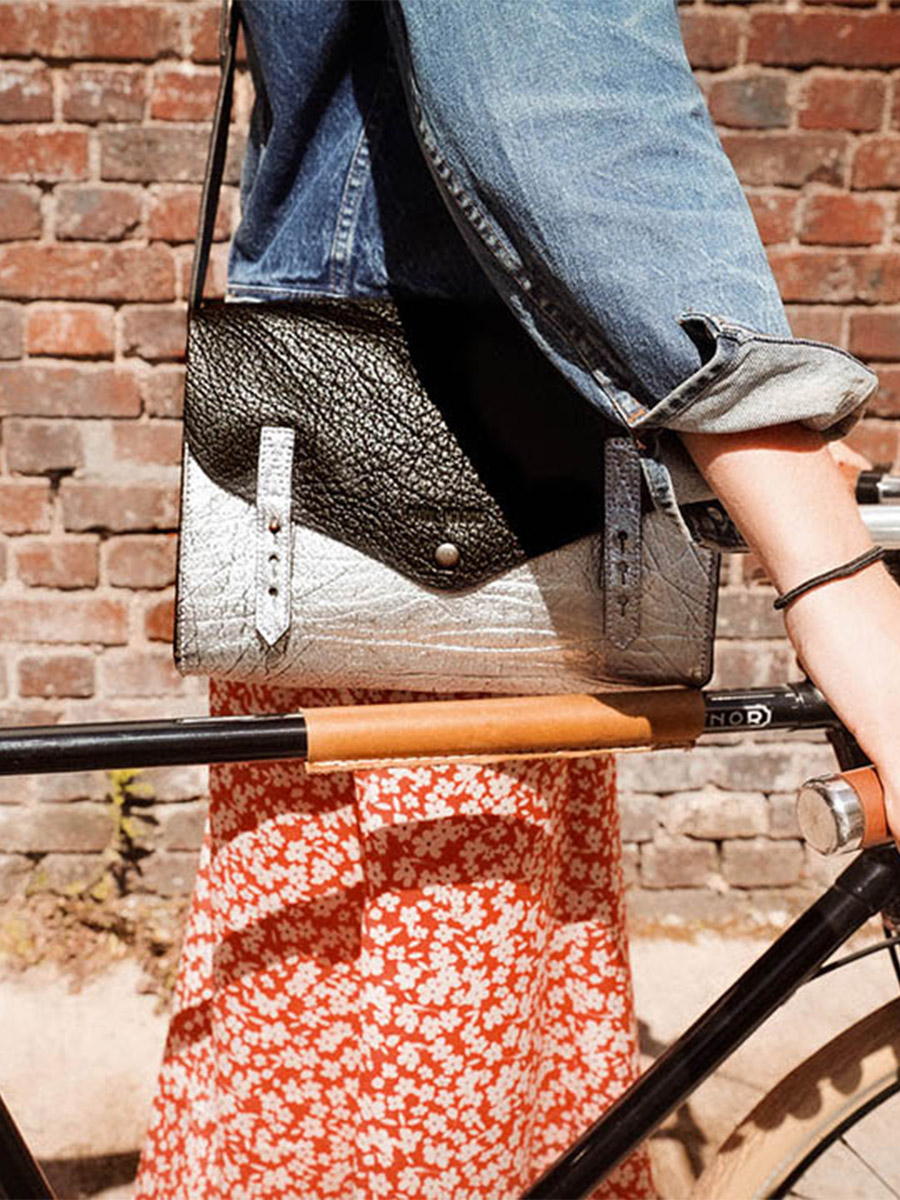 Foto-Innenansicht-Umhängetasche-Leder-Damen-silber-schwarz-lindispensable-silber-schwarz-paul-marius-w08-s-b