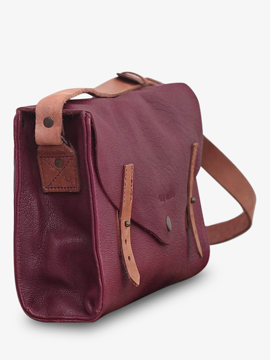 foto-seitenansicht-umhängetasche-leder-damen-violett-lindispensable-prune-paul-marius-w08-p