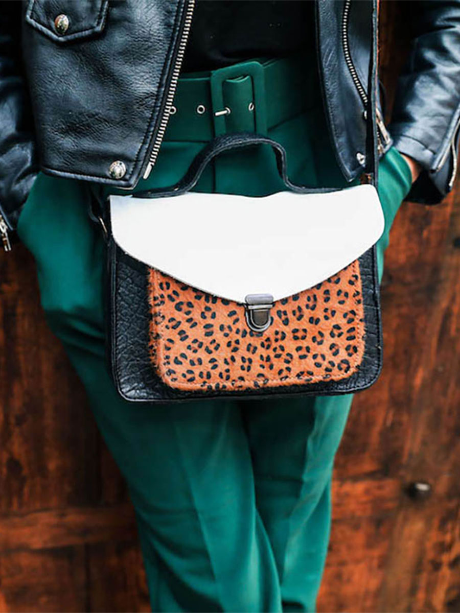 Foto-Rückansicht-Umhängetasche-Leder-Damen-Schwarz-Weiß-Mademoiselle-George-Leopard-Schwarz-Weiß-Paul-Marius-W05-LP-B-W