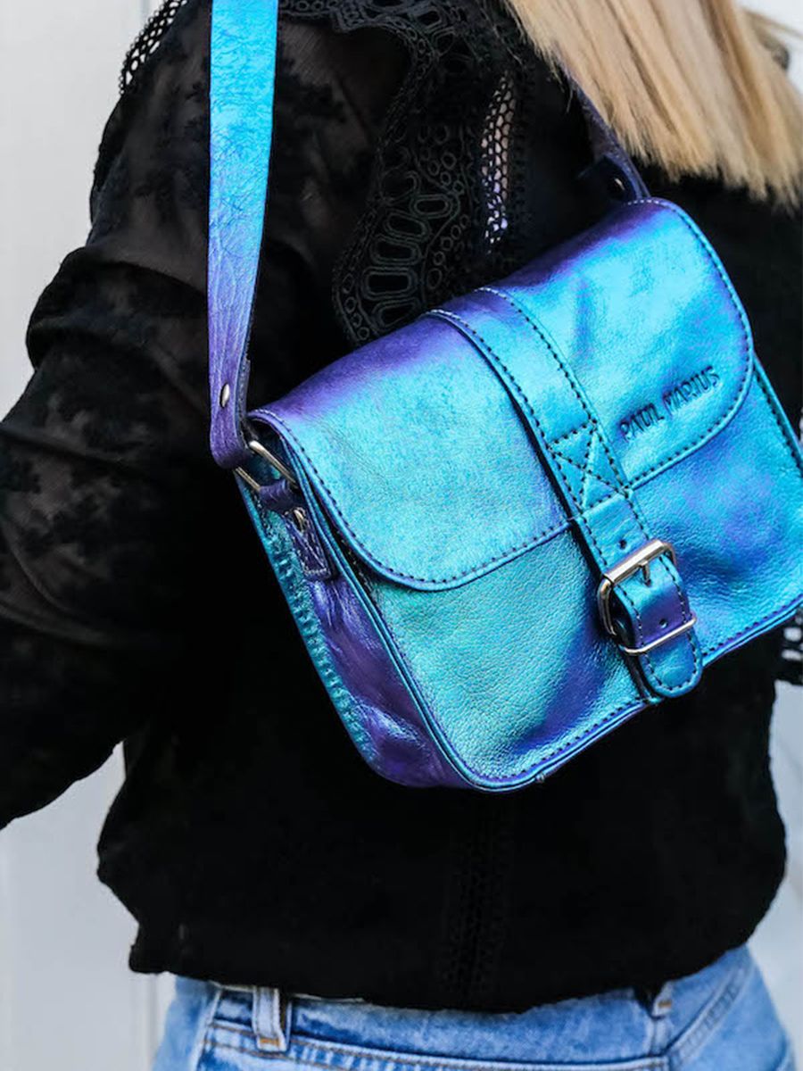 photo-portee-petit-sac-bandouliere-cuir-femme-bleu-lessentiel-scarabee-paul-marius-m21-p-blu
