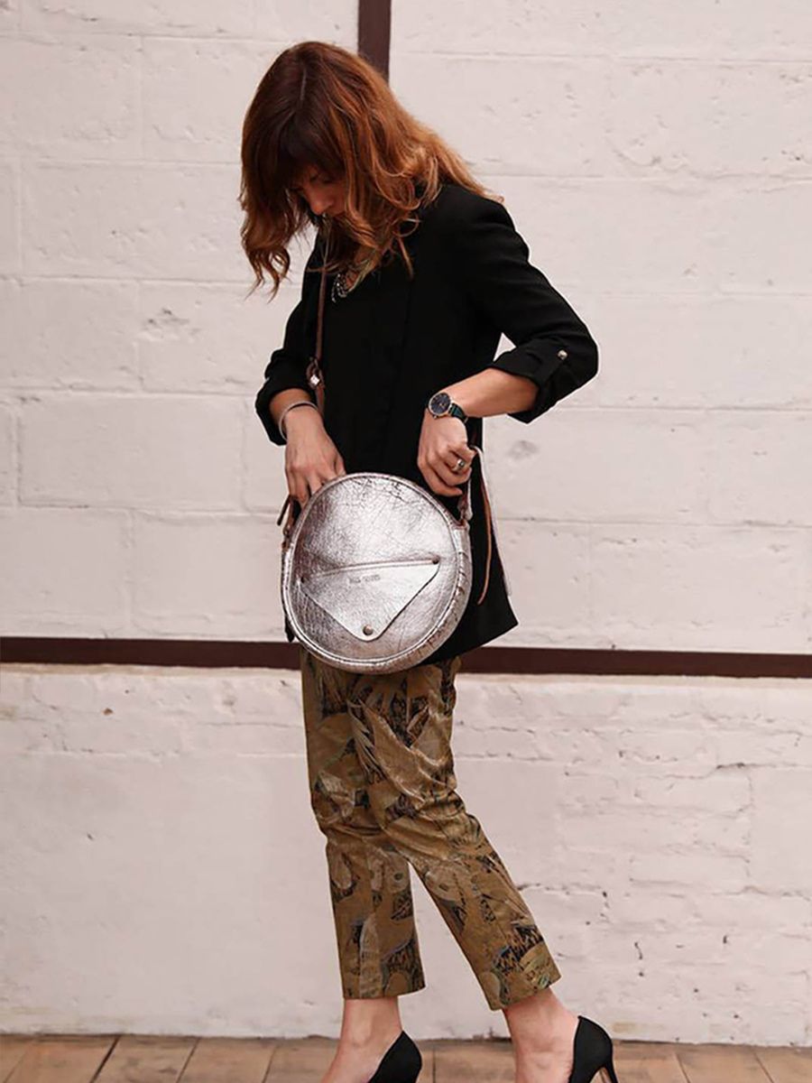 foto-ansicht-von-vorne-umhängetasche-leder-damen-silber-lecrin-bernstein-silber-paul-marius-w15-bs