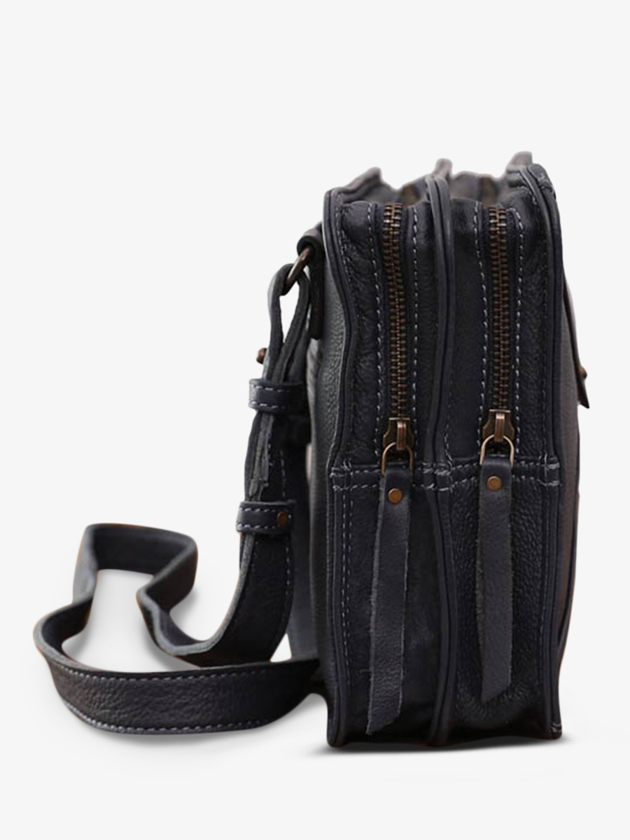 Foto-Seitenansicht-Umhängetasche-Leder-Damen-blau-LeGraphique-blau-Tinte-Paul-Marius-W17-DB