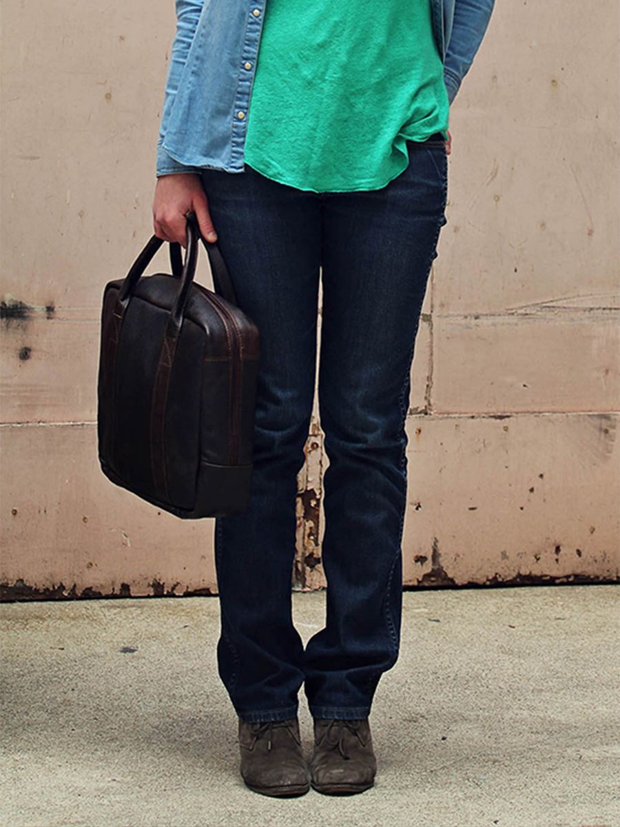 Foto-Seitenansicht-Laptoptasche-Leder-schwarz-Le-Mécanographe-Indus-Paul-Marius-M22-D