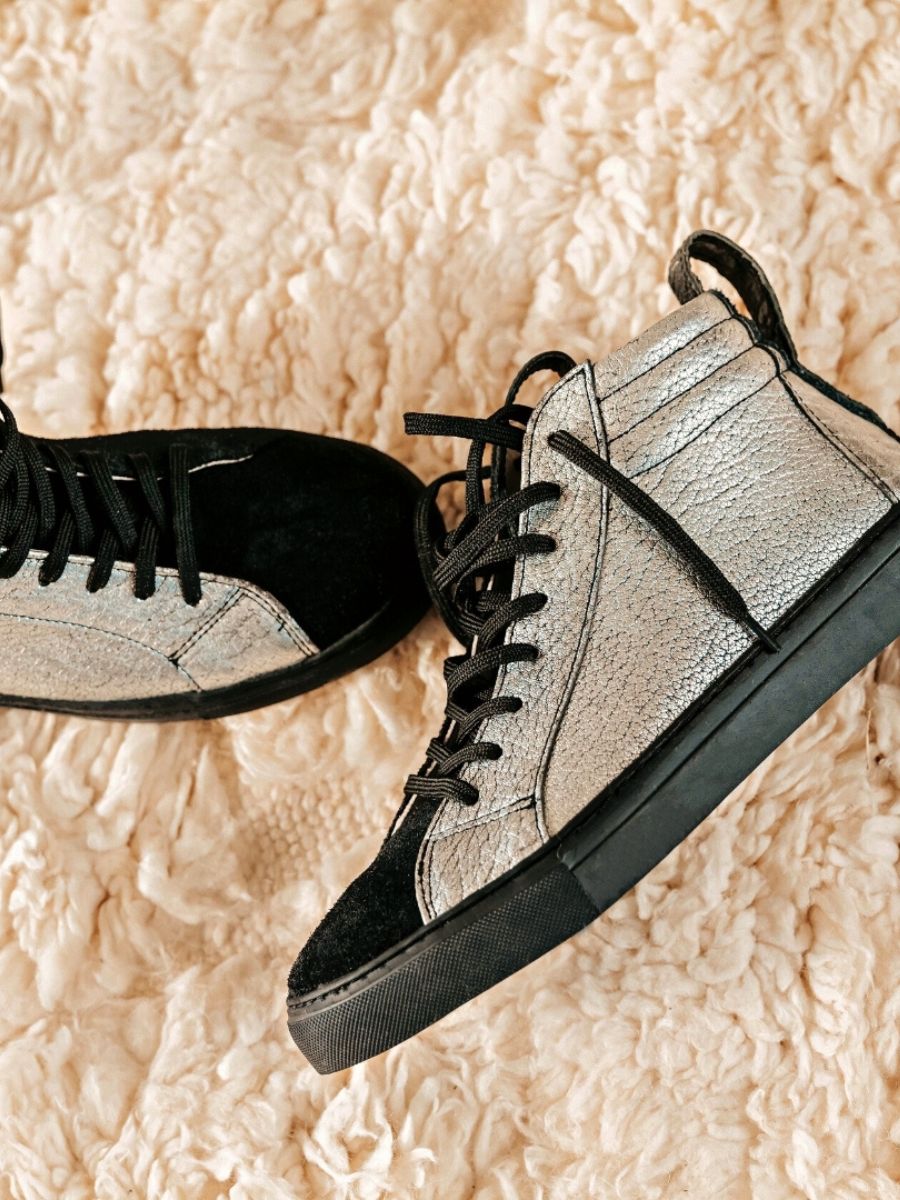 Foto-Seitenansicht-Sneaker-Damen-Leder-silber-schwarz-pm001-silber-schwarz-Paul Marius-pm001-s-b-s36