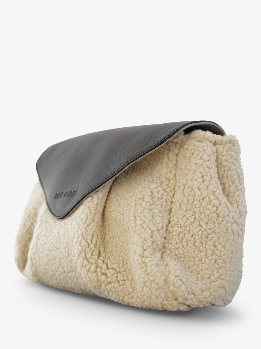 Foto-Seitenansicht-Umhängetasche-Leder-Paul Marius-schwarz-Suzon M-Himalaya-schwarz-geölt-Paul Marius-W25M-SH-W-OBL