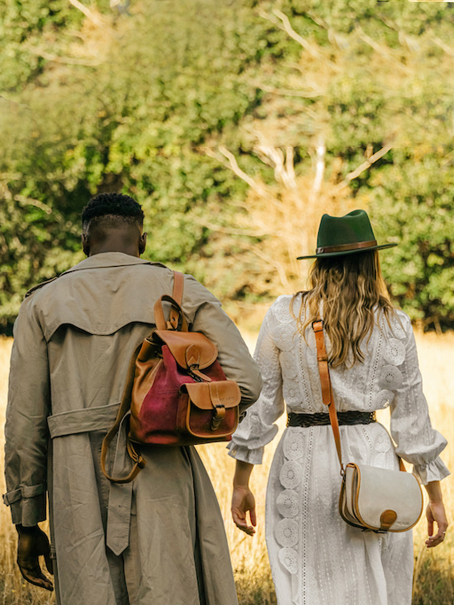 Foto-Trage-Rucksack-Leder-Damen-braun-violett-LeBaroudeur-Pampa-natur-trauben-Paul-Marius-m39-ol-dr