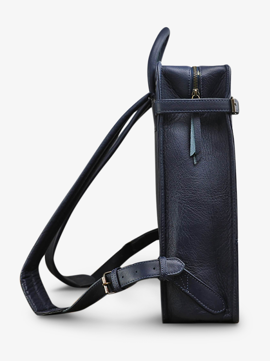 Foto-Seitenansicht-Rucksack-aus-blauem-Leder-LeCitadin-bleu-encre-paul-marius-b04-db