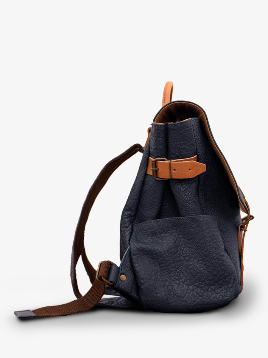 Foto-Seitenansicht-Rucksack-aus-Leder-blau-laudacieux-blau-tintenblau-paul-marius-w14-db
