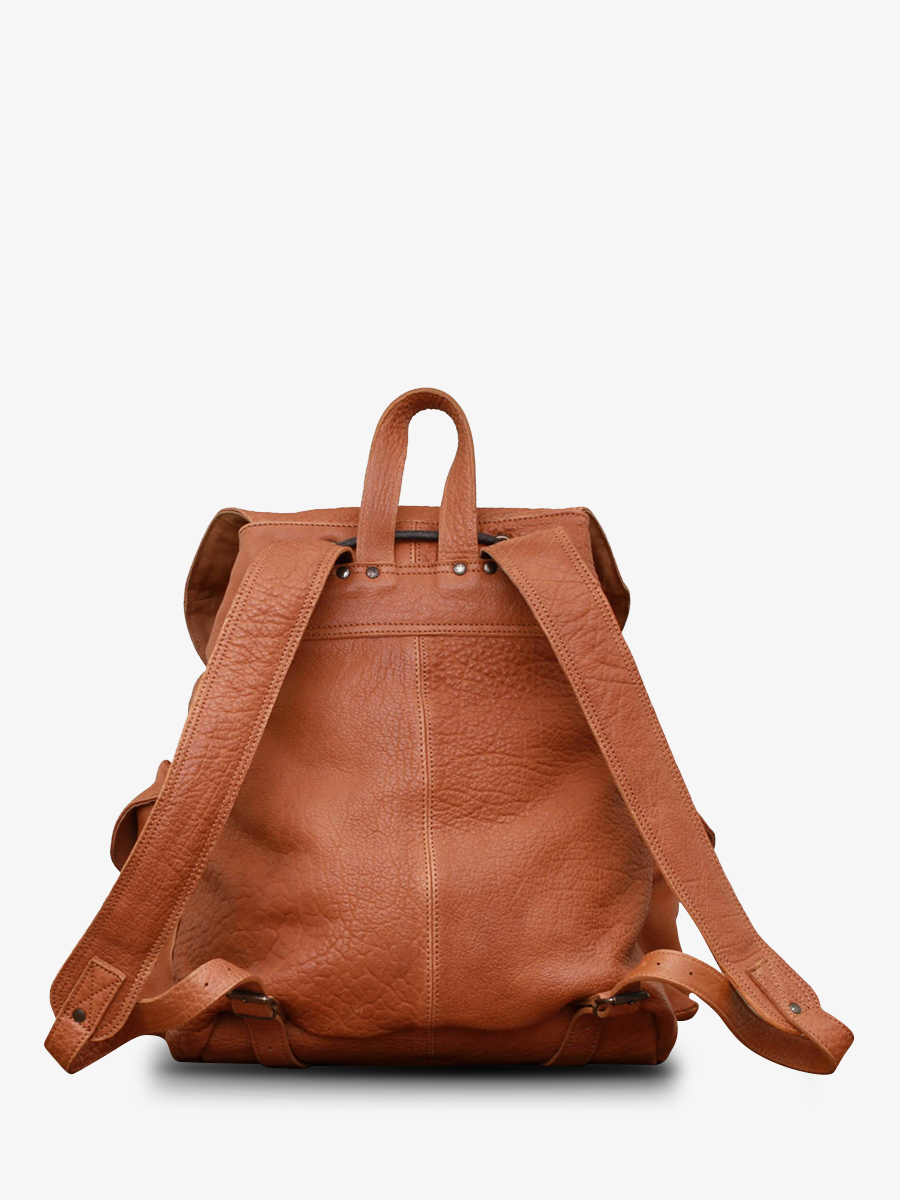 Foto-Rückansicht-Rucksack-aus-beigem-Leder-LeMeridien-Sable-Paul-Marius-M38-N