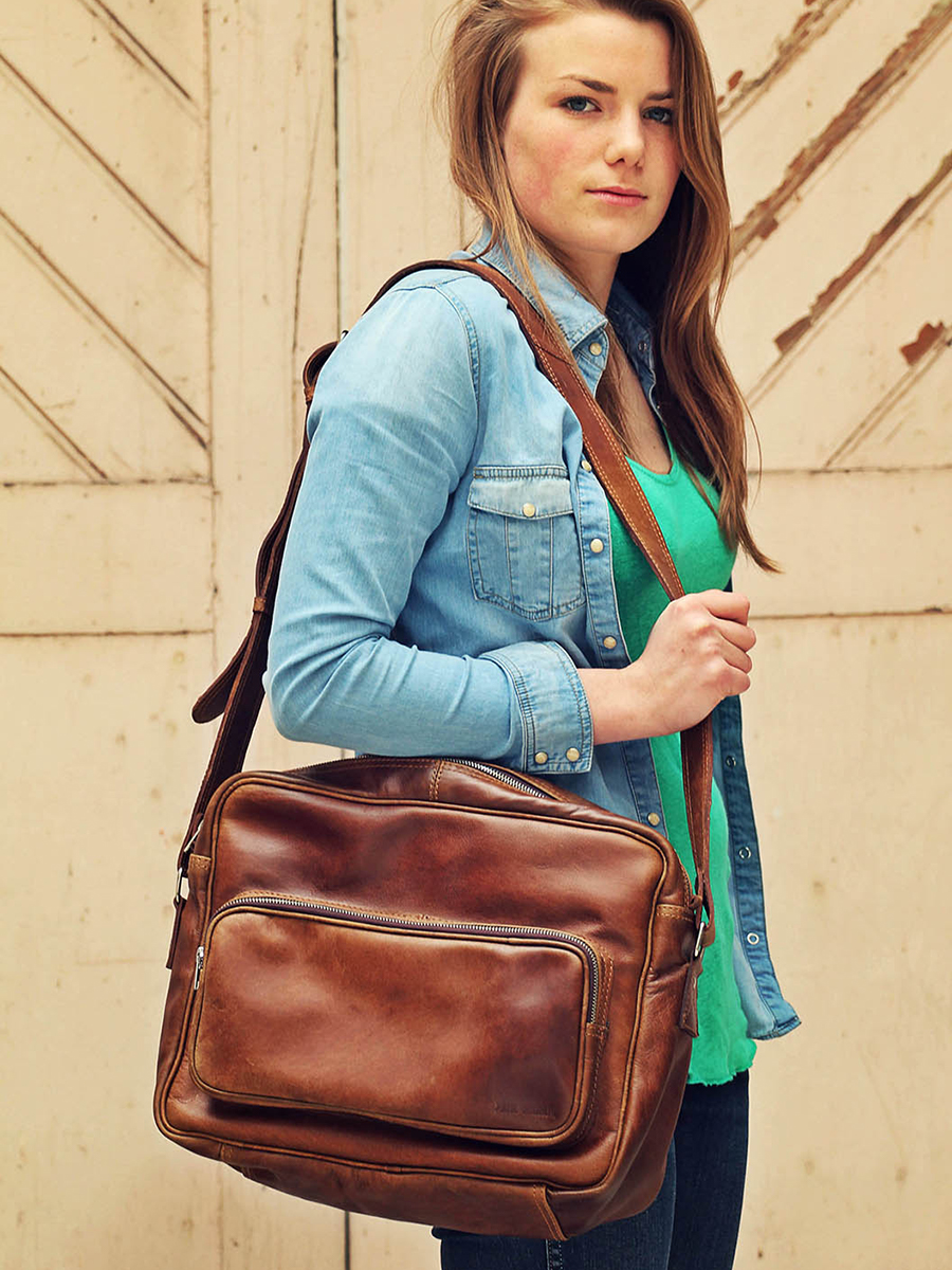 photo-portee-sac-48h-cuir-homme-marron-leretro-naturel-paul-marius-m15-l