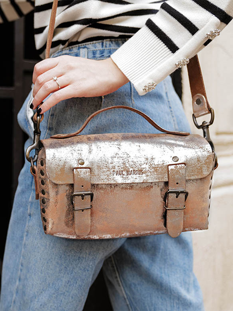 Foto-Seitenansicht-Umhängetasche-aus-Leder-für-Damen-silberfarben-Lartisane-Eclats-Argentés-Paul-Marius-P02-SD