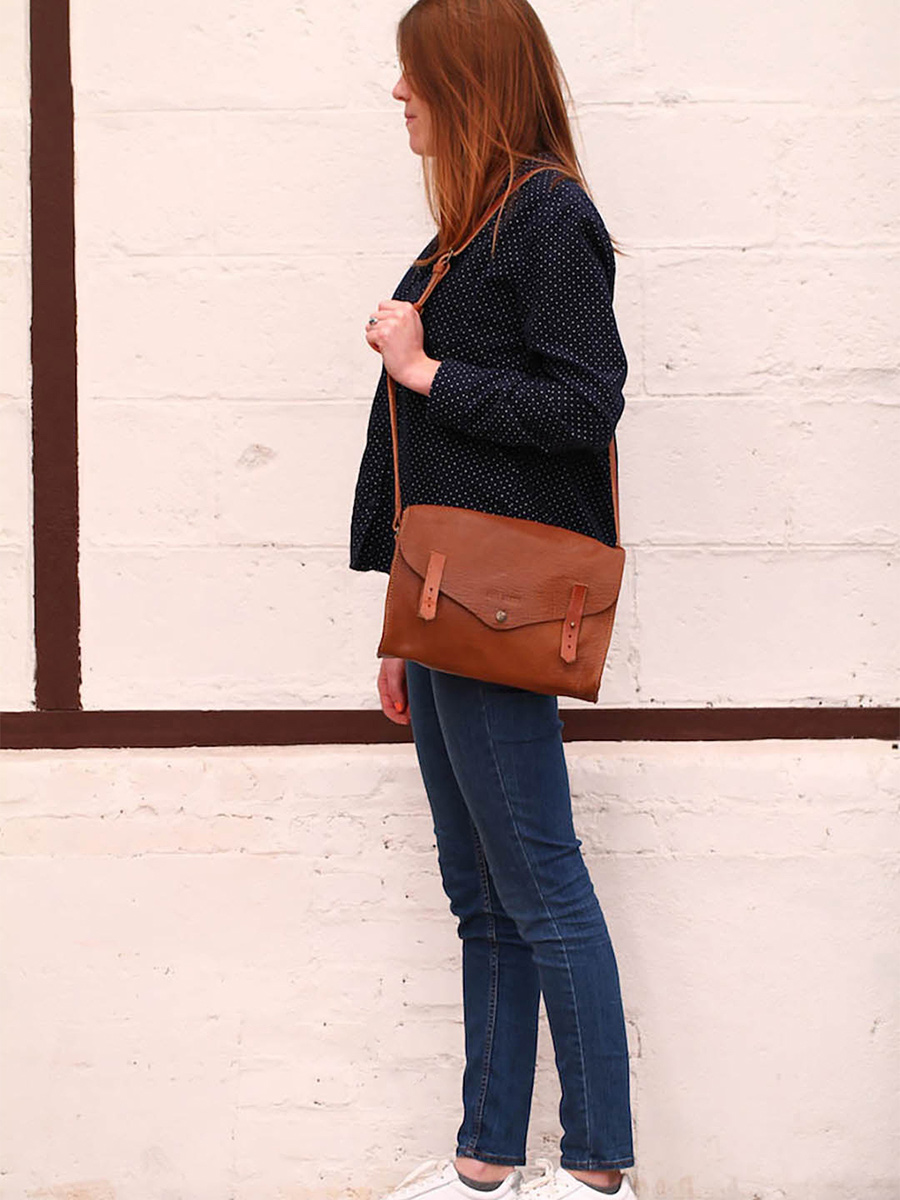 Foto-Tragebeispiel-Umhängetasche-Leder-Damen-Braun-L'Indispensable-Naturfarben-Paul-Marius-W08-L