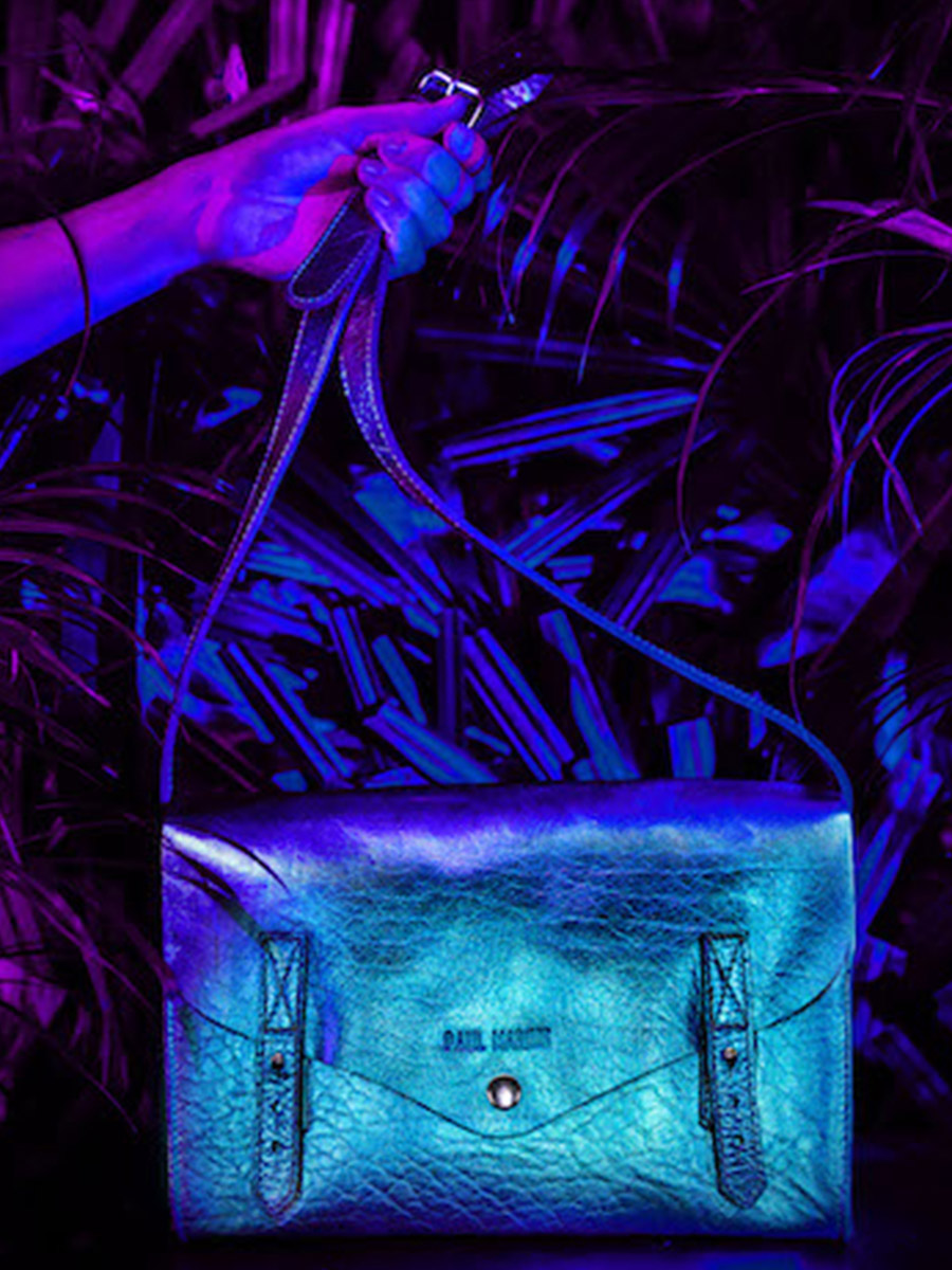 foto-tragegurt-tasche-leder-damen-blau-lindispensable-scarabee-paul-marius-w08-p-blu