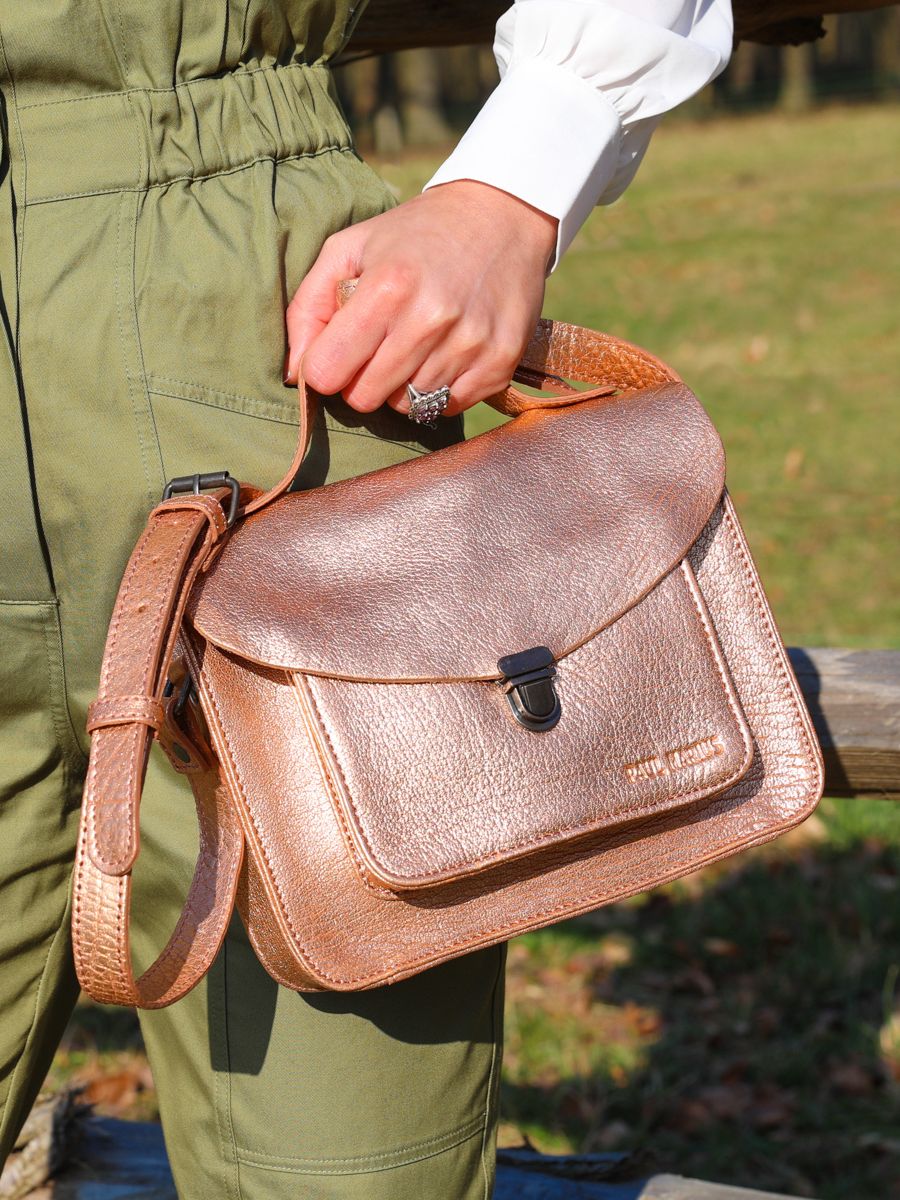 Tragebild-Umhängetasche-Leder-Damen-rosa-gold-Mademoiselle-George-Gold-rosa-Paul-Marius-W05-G-PI