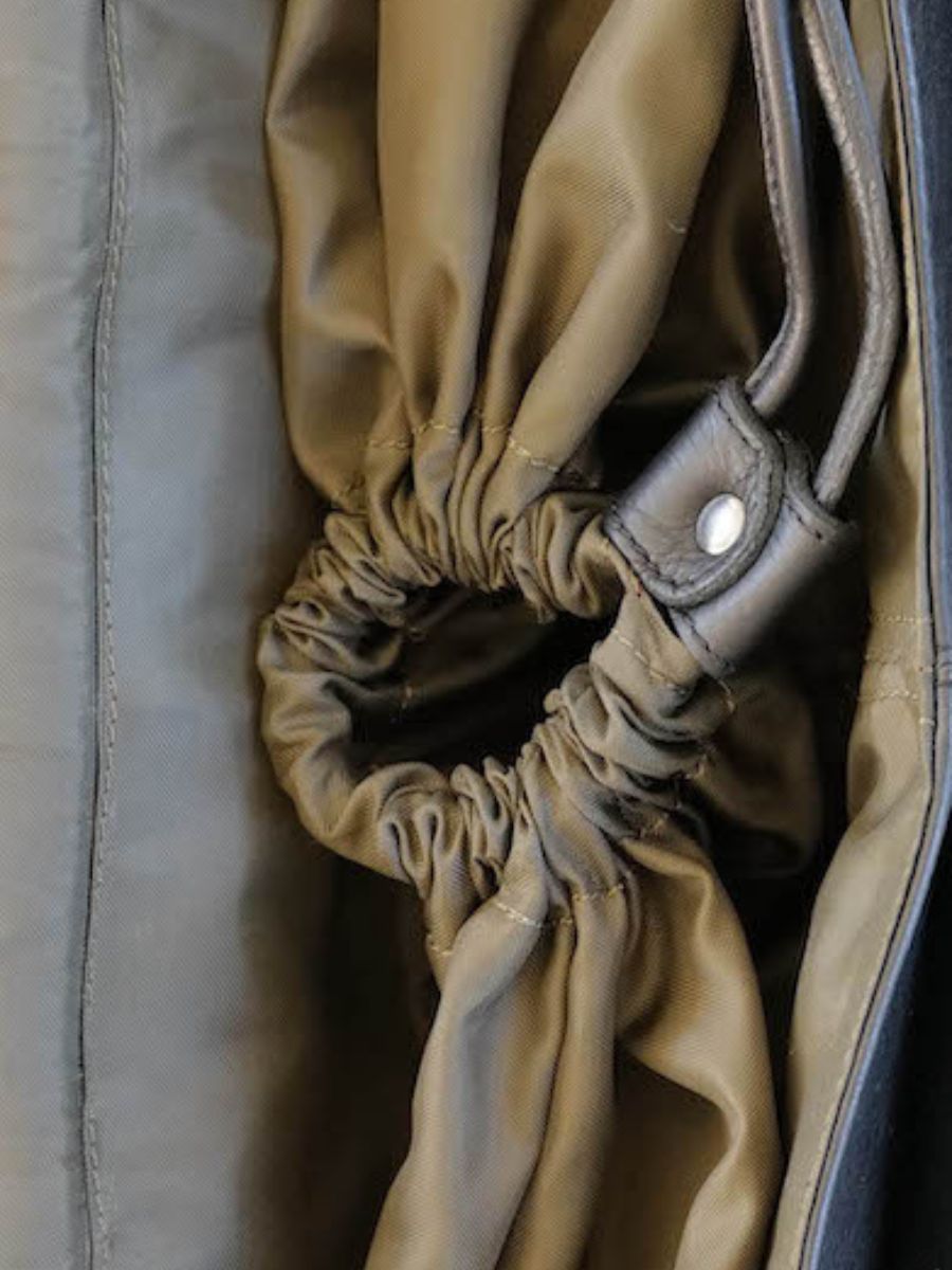 Foto-Material-Motorradtasche-aus-schwarzem-Leder-LeNomade-M-schwarz-geölt-Paul-Marius-M100M-OBL